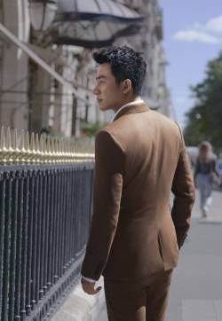 黄轩图片 黄轩深色西服儒雅帅气图片