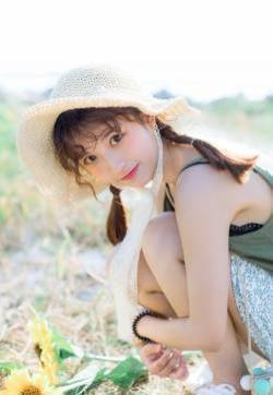 日系小清新美女吊带衫户外写真图片