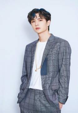 王一博格子西装帅气活动照图片