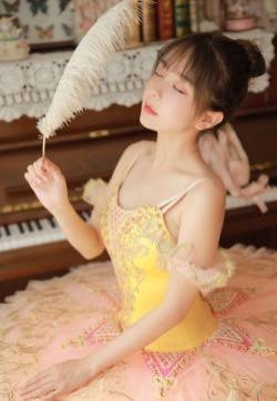 舞蹈美女性感吊带丝袜美腿诱惑写真