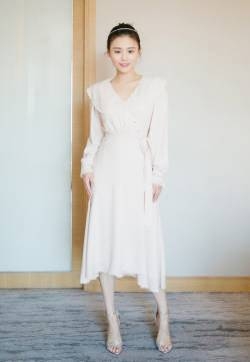 马思纯清新淡雅活动写真图片