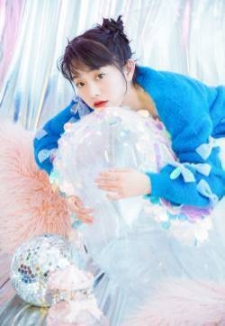 元气美女清新俏皮居家写真图片