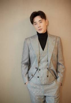 罗晋帅气西装写真图片