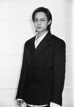 尹正西装金丝眼镜儒雅帅气写真图片