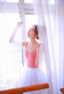 粉红舞蹈少女修长美腿写真图片