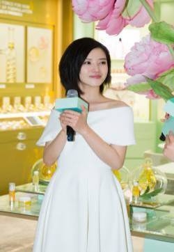 杨子姗清新淡雅活动写真图片