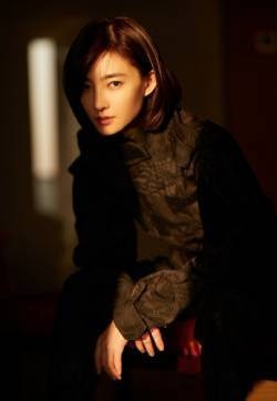 王丽坤性感干练活动写真图片
