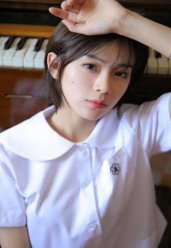 日本短发美女白色学生制服诱惑写真
