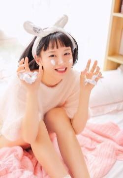 娃娃脸美女清新迷人圣诞写真图片