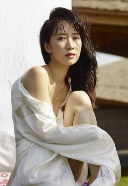 李念《男人装》性感妩媚写真大片