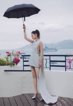 万茜披风短裙大气典雅写真图片