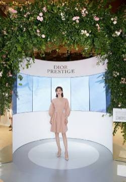 王丽坤性感优雅活动图片