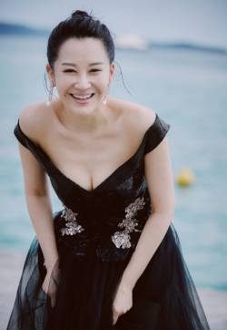 许晴深V纱裙性感写真图片