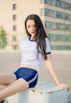 运动装美女白皙美腿性感操场写真图片
