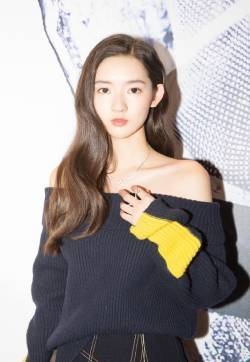 王玉雯性感露肩活动照图片
