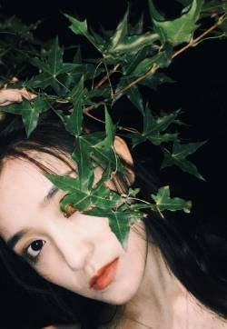 蒋依依夜晚自拍照图片