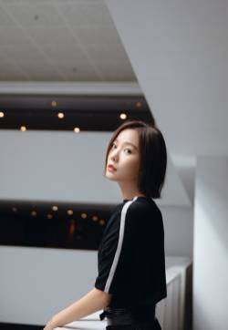 谭维维直发红唇性感写真图片