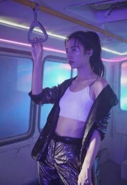 周雨彤炫彩巴士girl靓丽图片