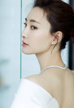王丽坤纯色长裙优雅写真图片