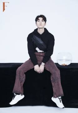 陈学冬花朵妆封面大片写真图片