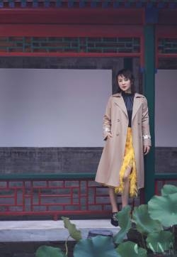 范丞丞红色风衣帅气写真图片