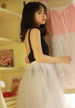 艺校美女大学生吊带裸背美女图片