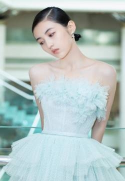 张子枫抹胸性感风写真图片
