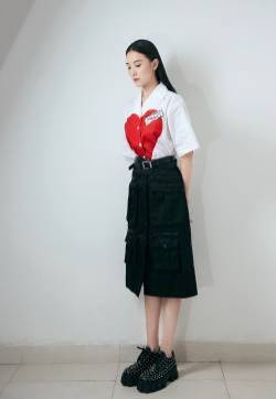 宋佳爱心白衫甜美写真图片