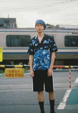 魏大勋日系风帅气街拍图片