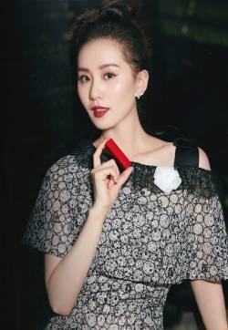 万茜优雅时尚写真图片