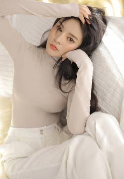 娃娃脸美女丰满性感撩人写真图片