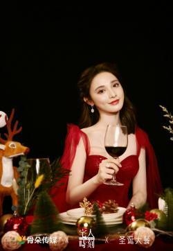 魏大勋酷帅代言车拍写真图片