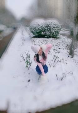 宁心露脐装雪景自拍图片