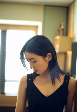 肖战简洁温暖冬日写真图片
