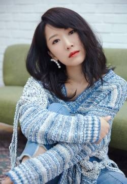 李念清爽甜美写真图片