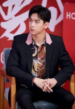 李念时尚靓丽街拍图片