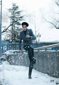 许魏洲黑色贝雷帽帅气雪景图片