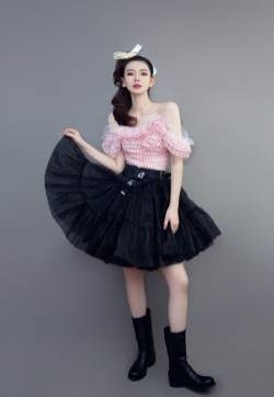 戚薇金鱼妆性感撩人写真
