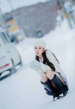 性感超短裙美女修长美腿雪景写真图片