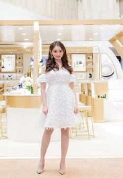 蒋依依甜美养眼时尚写真图片
