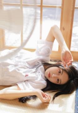 吊带睡裙美女白嫩清新私房照