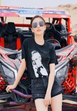佟丽娅酷美跑车写真图片