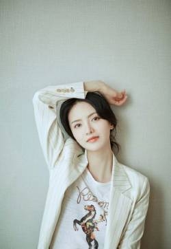 张芷溪白色西服优雅写真图片