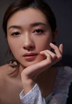 万茜优雅礼裙写真图片