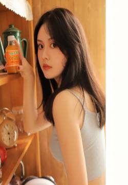 丰满美女低胸美腿性感夏日写真