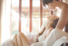 甜蜜情侣白色私房诱惑写真