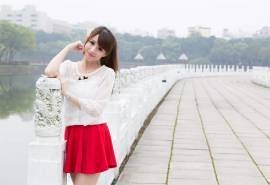 夏日湖畔清新可爱女生高清写真桌面壁纸