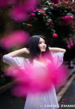 初夏甜美女生花丛中唯美写真手机壁纸
