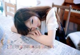 2014年8月日历壁纸可爱的校园养眼清纯小学妹清新写真图片