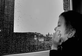 精选下雨天孩子的守候高清图片电脑桌面壁纸下载
